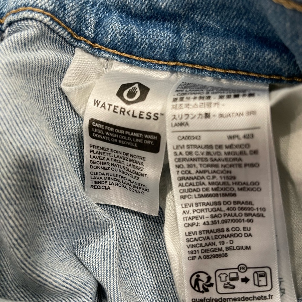 WOMENS LEVI’S HIGH WAISTED MOM JEAN IN A LIGHT WASH BLUE DENIM 80’s VIBE SIZE 25 - Picture 15 of 16